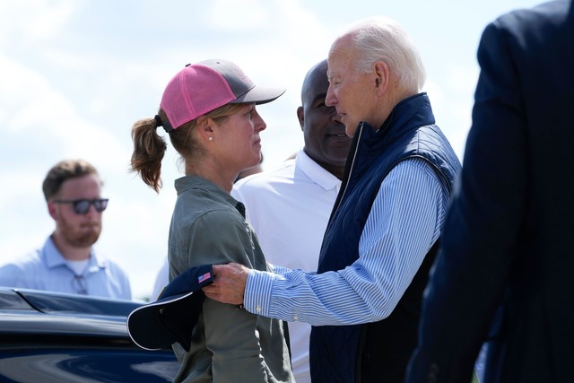 "Wir lassen Euch nicht im Stich", verspricht Biden den Betroffenen.  | Foto: Susan Walsh/AP/dpa