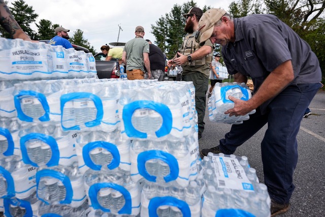 Stra&szlig;en sind vielerorts unpassie...ouml;tigter Hilfsg&uuml;ter erschwert.  | Foto: Mike Stewart/AP/dpa