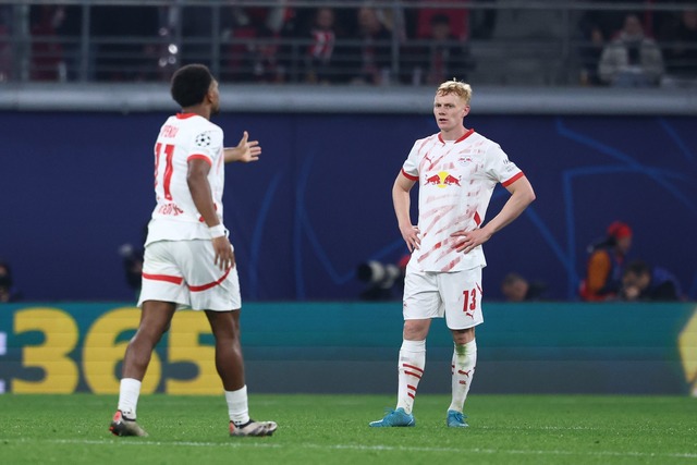 Leipzigs Nicolas Seiwald (r) ist geschockt nach dem Gegentreffer zum 1:1.  | Foto: Jan Woitas/dpa