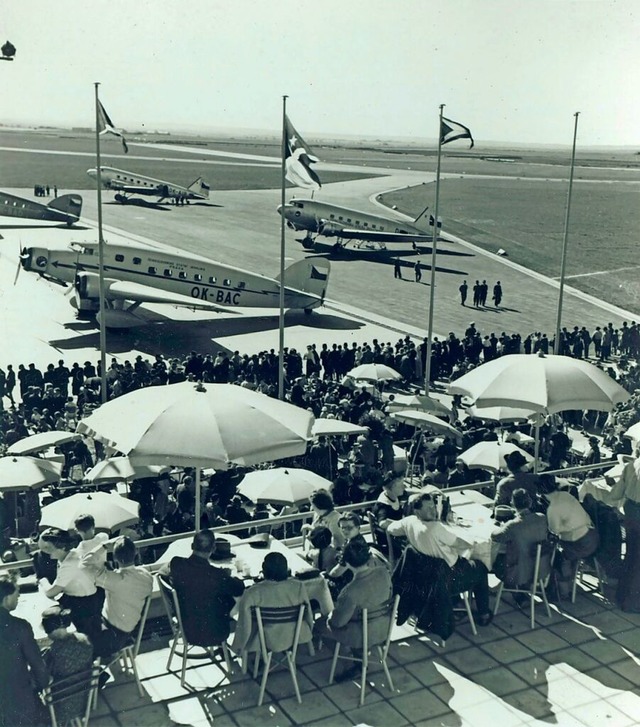 Prager Flugplatz in den 1930ern:  Die ...leichen Typs wie die Unglcksmaschine.  | Foto: Privatsammlung Michael Plavec