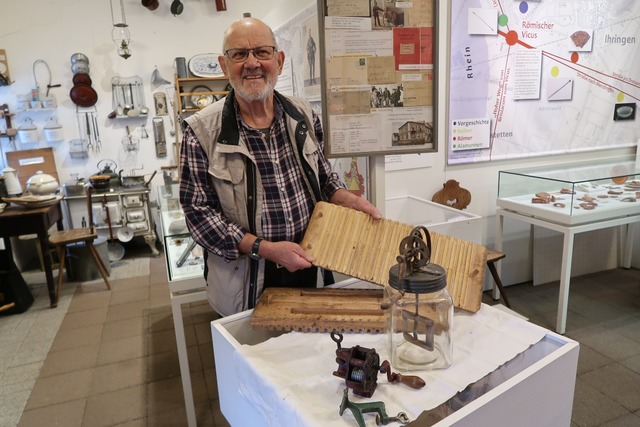 Walter Meier vom Heimatmuseum Ihringen...Butterfass und einen Bohnenschnetzler.  | Foto: Christine Weirich