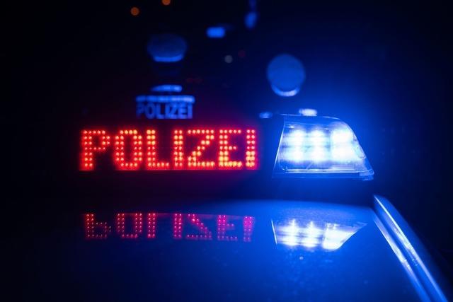 Polizei mit Messer bedroht: Beamter schießt auf Frau