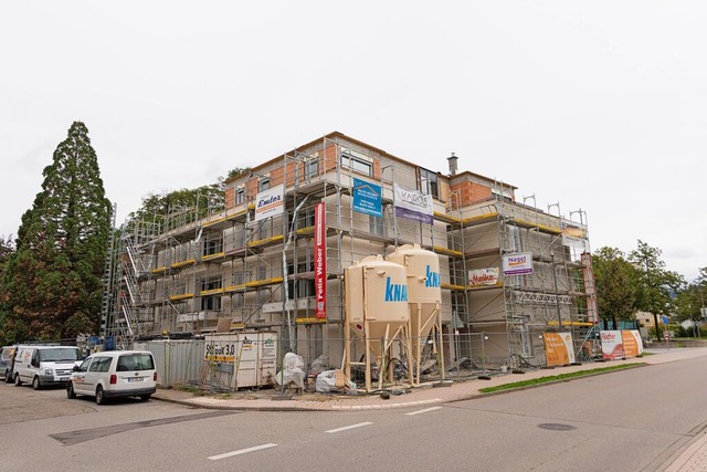 Der Neubau am Raiffeisenplatz in Denzlingen ist noch nicht fertig.   | Foto: Hubert Gemmert