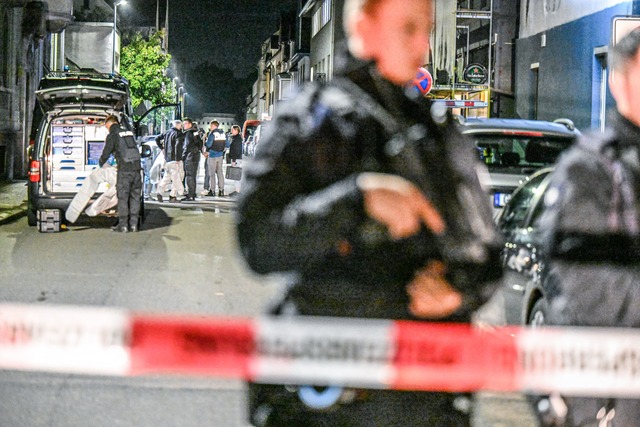 Auch die Spurensicherung ist nach den Sch&uuml;ssen in der Bar vor Ort.  | Foto: Marius Bulling/dpa