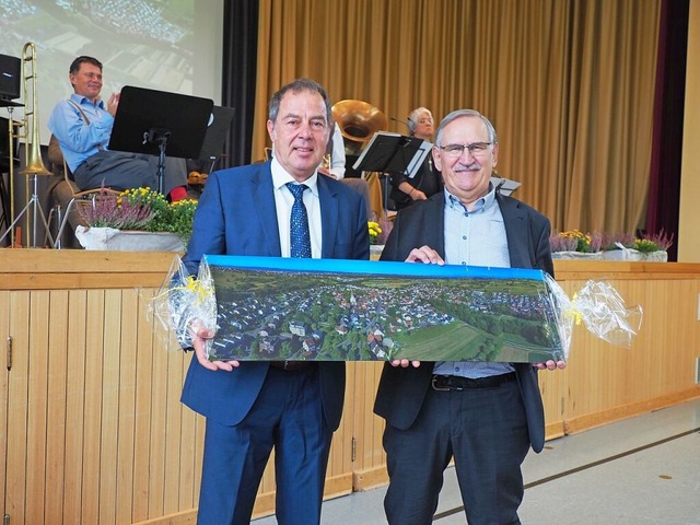 Auf einer Wellenlnge: Brgermeister A...Luftbild &#8222;seines&#8220;  Binzen.  | Foto: Herbert Frey