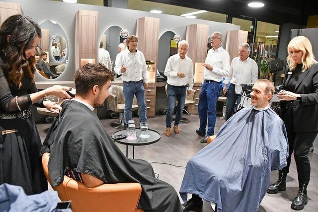 Bei der Langen Nacht der Demokratie in Lrrach wird im Friseursalon ber Stadtpolitik diskutiert