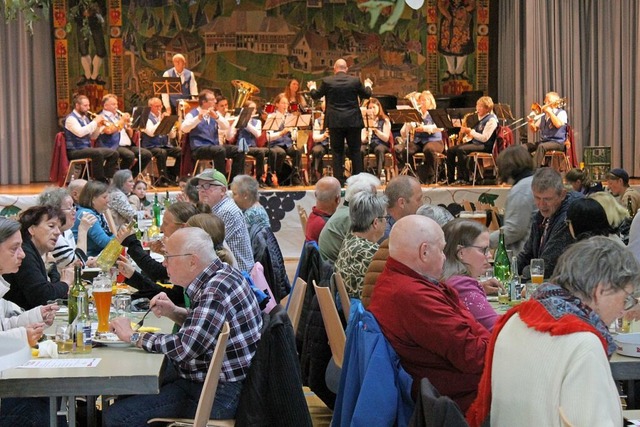 Der Musikverein Riedern-Bhl und weitere Kapellen sorgten fr Stimmung.  | Foto: Cornelia Liebwein