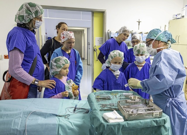 OP-Schwester Marta Siebold erklrt die Werkzeuge und die Instrumente.  | Foto: Alexandra Gnzschel