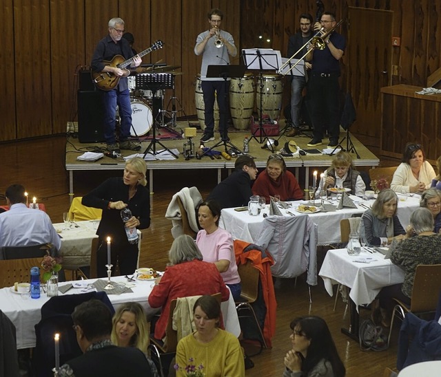 Beim Candlelight Dinner fr die Demokr...iert, whrend die Pocket-Band spielte.  | Foto: Roswitha Frey