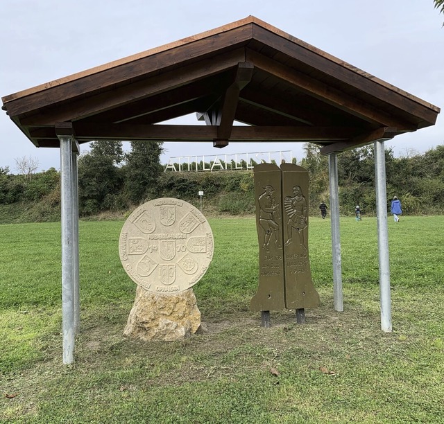 Das Denkmal zur Flurbereinigung von 1970 steht nun am Attila-Felsen  | Foto: Mario Schneberg