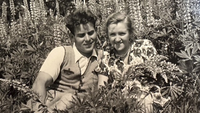 Lisel und Walter Stiefvatter im Jahr 1...h verliebtes Paar, umgeben von Blumen   | Foto: Volker Mnch