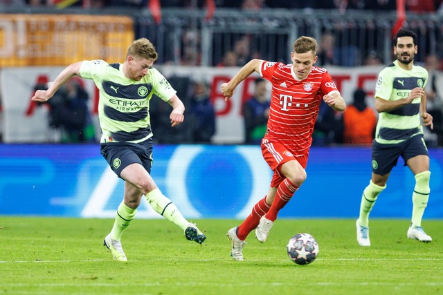 Kevin de Bruyne (l) und Joshua Kimmich...um 30. Juni 2025 vertraglich gebunden.  | Foto: Matthias Balk/dpa