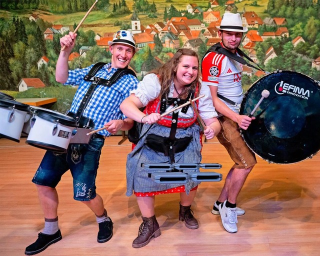 Auf der Bhne stehen sie im Hintergrun...dennoch mit viel Freude an der Arbeit.  | Foto: Wolfgang Scheu