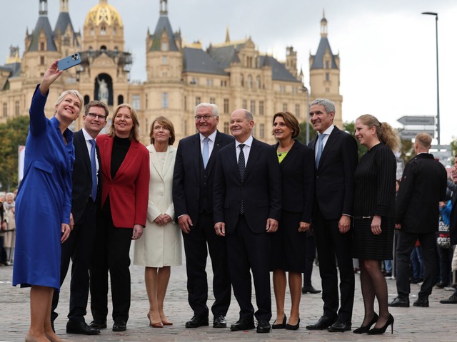 Feierlichkeiten zum Tag der Deutschen ...vor dem Schweriner Schloss ein Selfie.  | Foto: Jens Bttner (dpa)