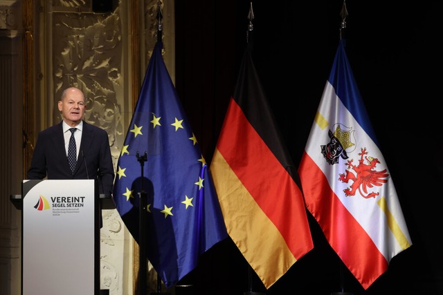 Bundeskanzler Olaf Scholz (SPD) sprich...ten zum Tag der Deutschen Einheit aus.  | Foto: Jens Bttner (dpa)