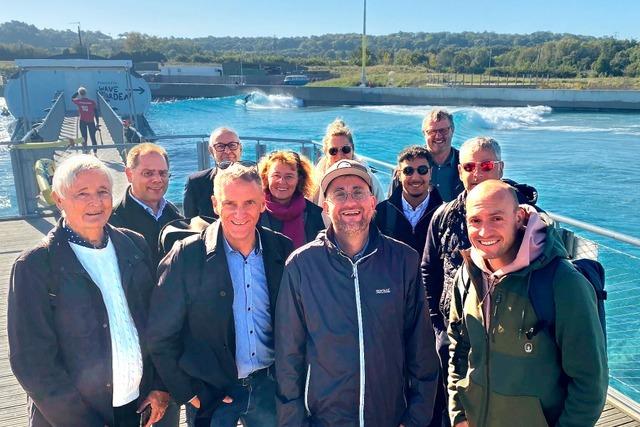 Reisegruppe trifft auf Surfpark-Verantwortliche