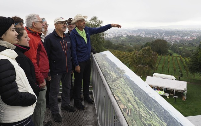 Wanderfhrer Dieter Ringwald erklrte, was man vom Heubergturm so alles sieht.   | Foto: Michael Haberer