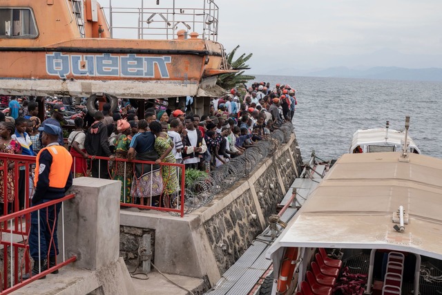 Nach dem Kentern einer F&auml;hre vers...h Menschen am Hafen von Goma (aktuell)  | Foto: Moses Sawasawa/AP/dpa