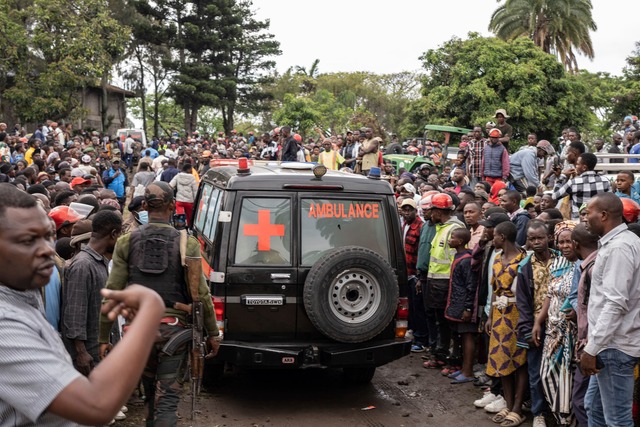 Ein Krankenwagen transportiert Opfer e...Schiffsungl&uuml;cks in Goma (aktuell)  | Foto: Moses Sawasawa/AP/dpa