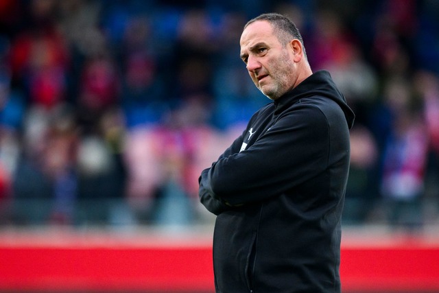 F&uuml;r Trainer Frank Schmidt war es ...ischer Abend mit dem 1. FC Heidenheim.  | Foto: Tom Weller/dpa