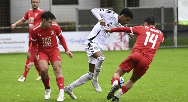 Die Auggener Timm Podlich (links) und ...n im Pokal dem Kehler Lucas Meyer zu.   | Foto: Achim Keller