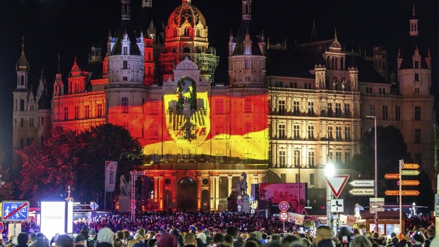 Auf den Straen Schwerins  feierten Ta...eutschen Einheit bei einem Brgerfest.  | Foto: Jens Bttner (dpa)