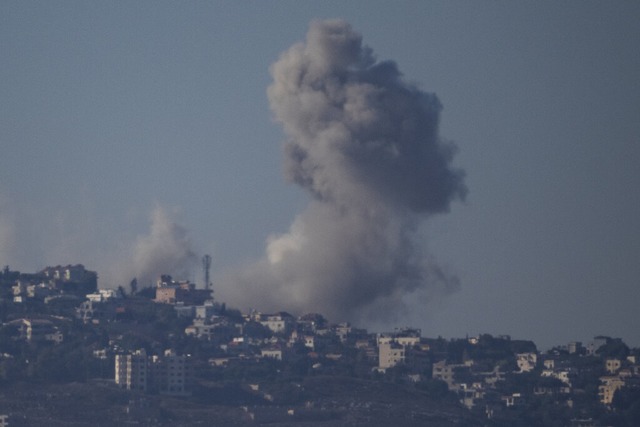 Rauch steigt nach israelischem Bombard...banon auf, gesehen von Nordisrael aus.  | Foto: Leo Correa (dpa)