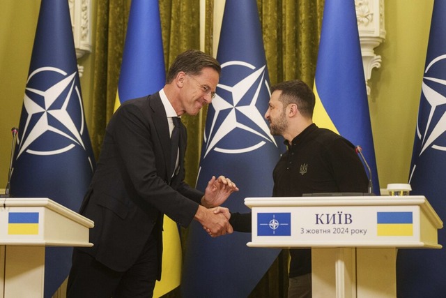 NATO-Generalsekretr Mark Rutte (l) un...hrend einer Pressekonferenz die Hand.  | Foto: Evgeniy Maloletka (dpa)