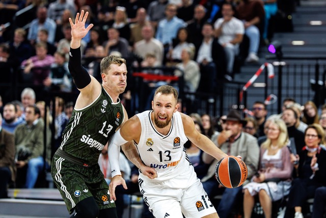 Bayern-Profi Andreas Obst (links) im Duell mit Reals Dzanan Musa.  | Foto: Matthias Balk/dpa