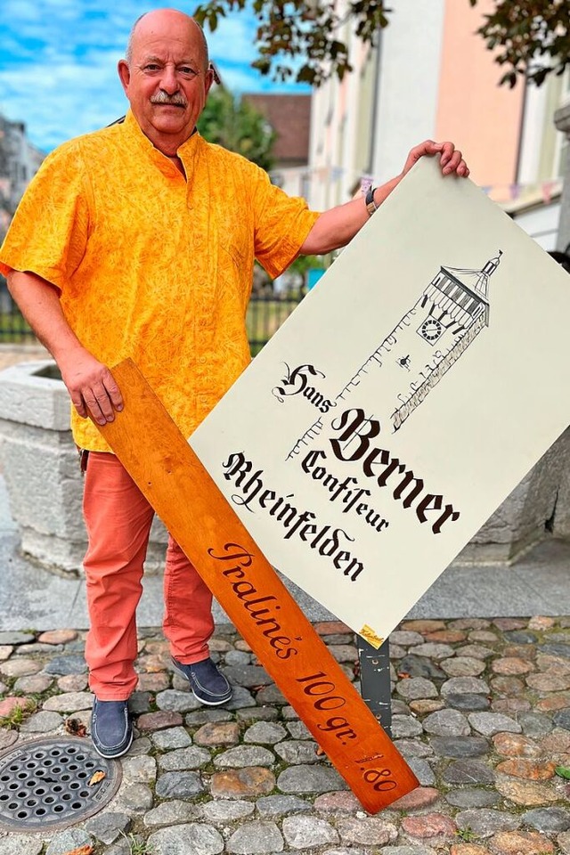 Ruedi Berner hat den Markt seit Kindsb...r Werbematerial der Confiserie Berner.  | Foto: Valentin Zumsteg