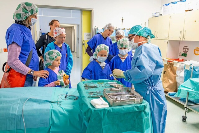 Kinderbesuch im Operationssaal: OP-Sch...hen die Werkzeuge und die Instrumente.  | Foto: Alexandra Gnzschel