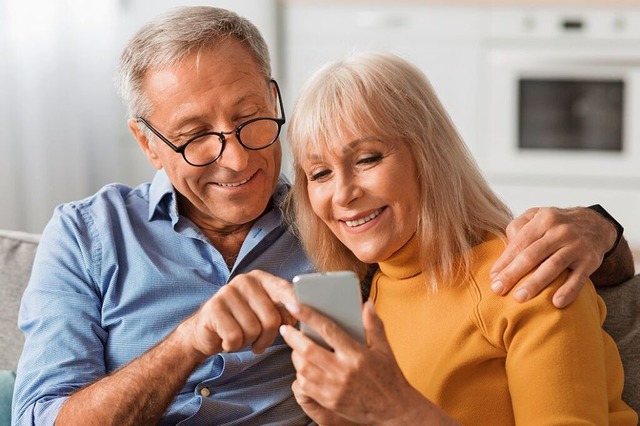 Der Online-Kurs macht Sie sattelfest u...ndig beim Umgang mit Ihrem Smartphone.  | Foto: Prostock-studio (stock.adobe.com)