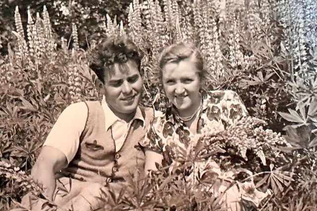 Lisel und Walter Stiefvatter im Jahr 1...ch verliebtes Paar, umgeben von Blumen  | Foto: Volker Mnch