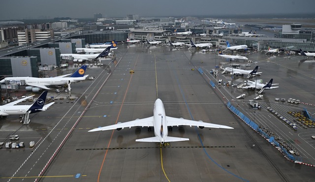 Die St&ouml;rung bei der Flugsicherung...rte zu Versp&auml;tungen. (Archivbild)  | Foto: Arne Dedert/dpa