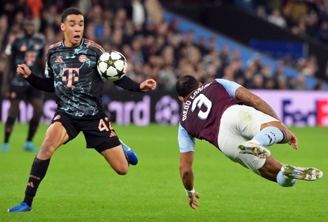 Jamal Musiala (l), hier im Einsatz gegen Aston Villa, muss vorerst pausieren.  | Foto: Peter Kneffel/dpa