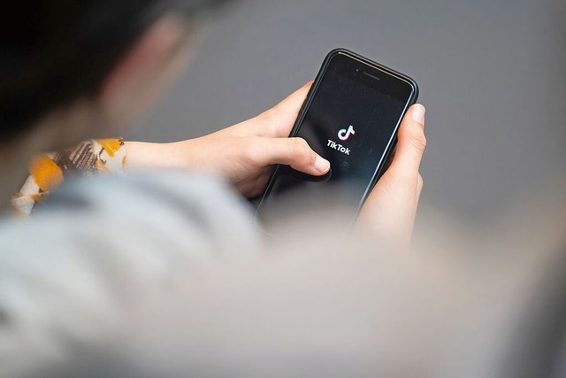 Eine Jugendliche ffnet auf ihrem Smartphone die Tiktok -pp.  | Foto: Hannes P Albert (dpa)