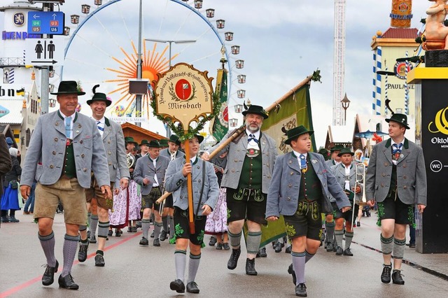 Beim Oktoberfest ziehen die Besucherinnen und Besucher bayrische Trachten an.  | Foto: Karl-Josef Hildenbrand (dpa)