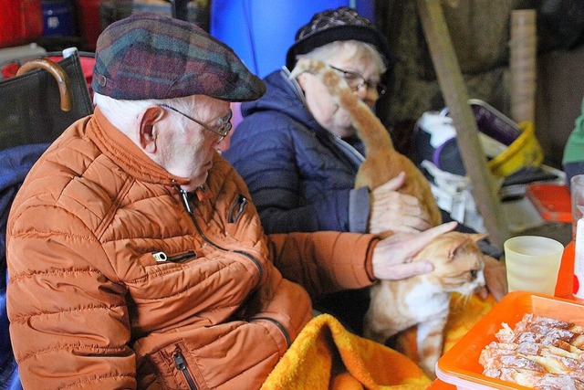 Kater Peter nutze die Gunst der Stunde und lie sich ausgiebig streicheln.  | Foto: Yvonne Rnzi