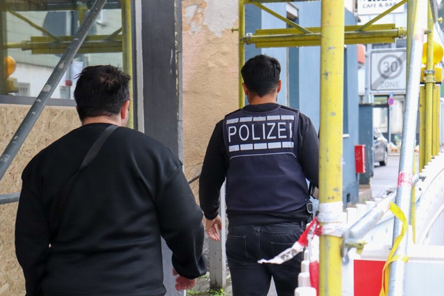 Polizeibeamte in Gppingen nahe des Tatorts.  | Foto: Christian Wiediger (dpa) 