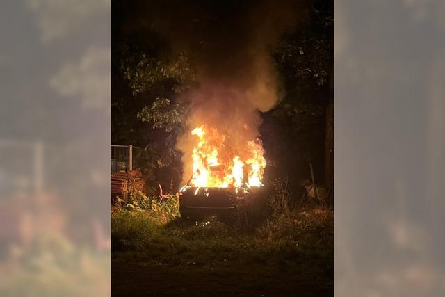 Schon wieder ein Auto in Flammen: Freiburger Polizei schliet Brandstiftung nicht aus