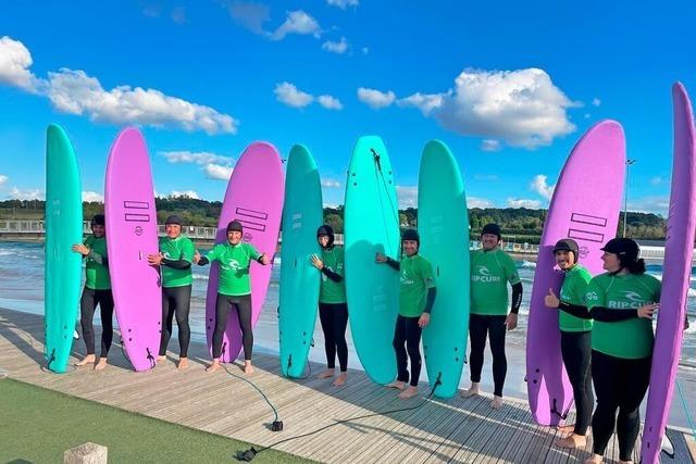 Die Lahrer Delegation unternimmt in Bristol die ersten Versuche auf dem Surfbrett