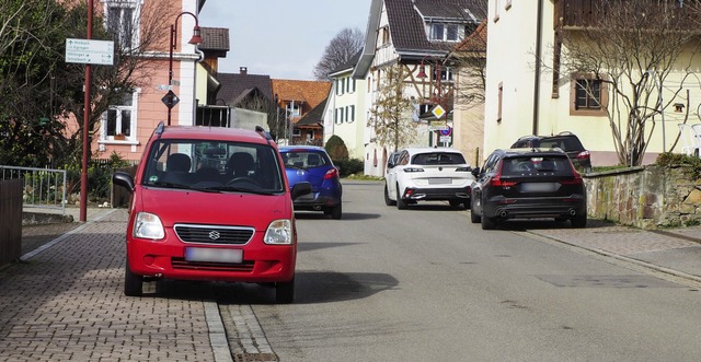 Mit Markierungen soll dafr gesorgt we...tos den Verkehr nicht mehr blockieren.  | Foto: Herbert Frey