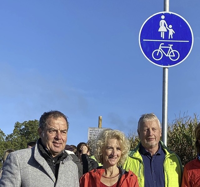 Andreas Schneucker,  Daniela Meier und...an Iselin (von links) am neuen Radweg.  | Foto: Andrea-Maria Habeck