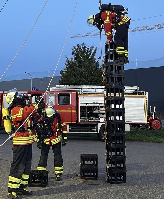 Kistenstapeln unter Atemschutz  | Foto: Feuerwehr Laufenburg