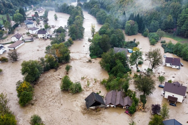 Bei &Uuml;berschwemmungen und Erdrutsc... 18 Menschen ums Leben (Foto aktuell).  | Foto: Robert Oroz/AP