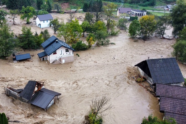 Bei &Uuml;berschwemmungen und Erdrutsc... 18 Menschen ums Leben (Foto aktuell).  | Foto: Robert Oroz/AP