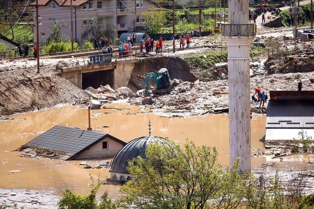 Bei &Uuml;berschwemmungen und Erdrutsc... 18 Menschen ums Leben (Foto aktuell).  | Foto: Armin Durgut/AP/dpa