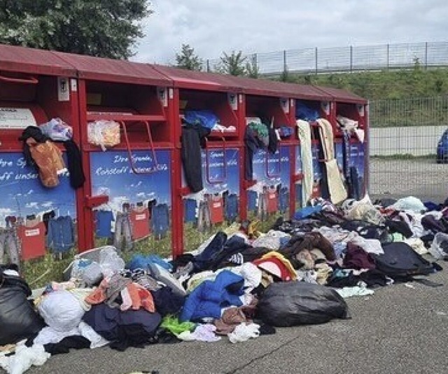 Unordnung um Altkleidercontainer in Neuenburg  | Foto: privat