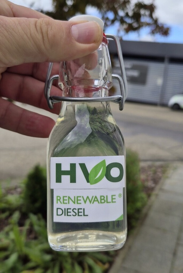 HVO-Diesel ist klar und riecht nicht.  | Foto: Christian Kramberg