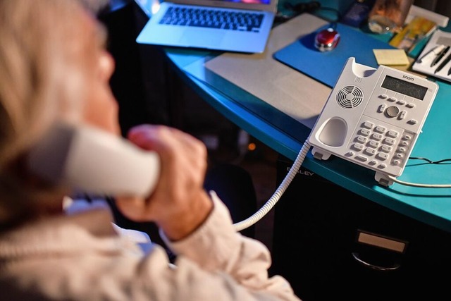 Die Telefonseelsorge hrt sich die Sorgen der Menschen an (Symbolfoto).  | Foto: Funke Foto Services (Imago)